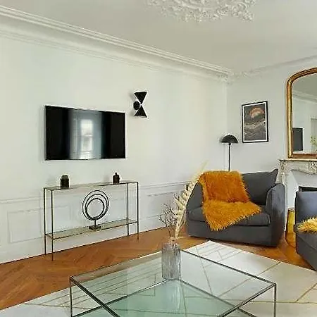 Charming Louvre Museum / Concorde Hotell