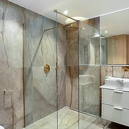 Charming Louvre Museum / Concorde Hotell 4*